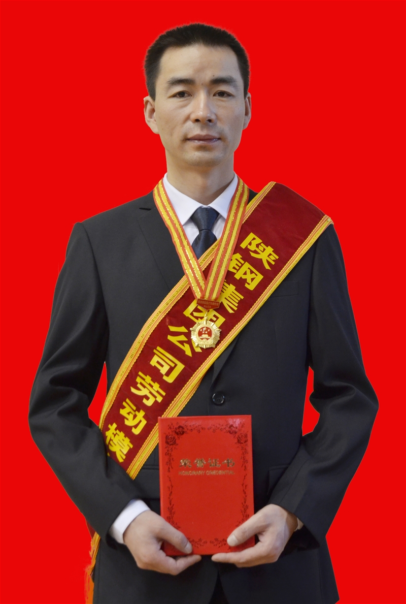 心伏腳下  敢為人先  勤學善思    創新超越   獻身軋鋼事業的領頭雁——楊軍濤