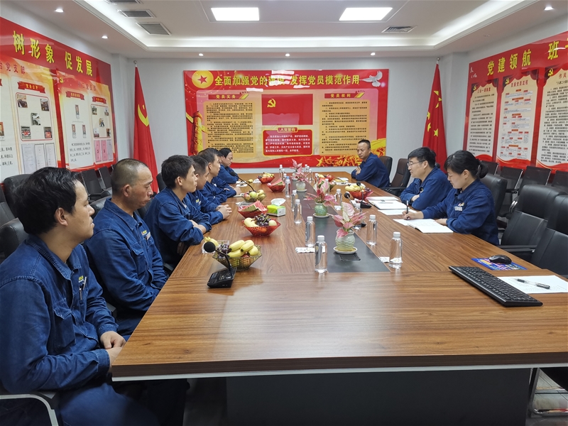 7月30日下午，軋鋼廠黨委組織召開“‘慶八一’學黨史  扛死肩   共奮進”復轉軍人座談會