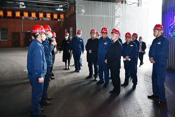 螺紋鋼也有高科技、有硬核技術含量——楊海峰對龍鋼公司“5#連鑄機—棒材一線直軋改造項目”進行現場調研
