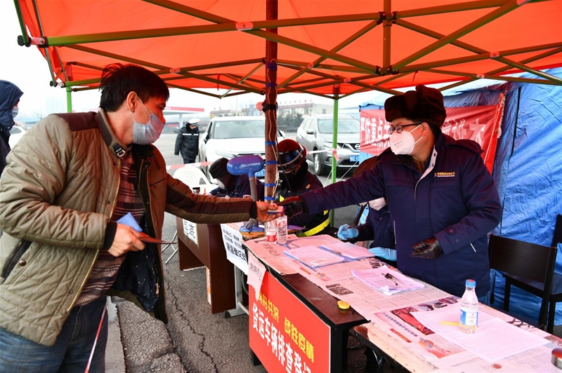 公司品牌營銷部人員在高速路口疫情期間執勤