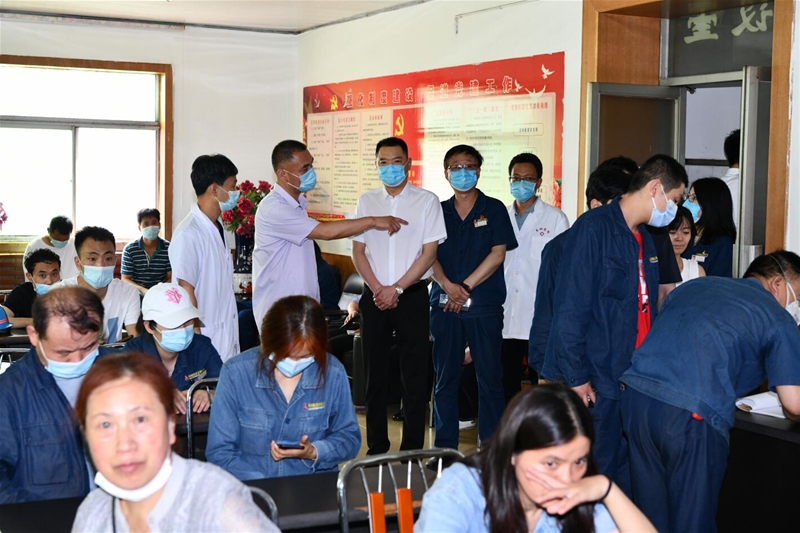 朱總慰問龍鋼醫院防疫人員